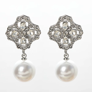 Elegante silberne Kleeblatt-Ohrringe mit Diamanten und Perlen auf weißem Hintergrund
