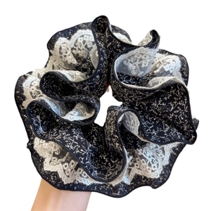 Chouchou large à imprimé fleuri avec bordure en dentelle et motif floral noir élégant
