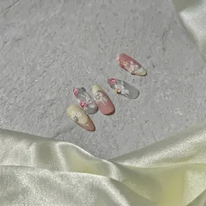Set de uñas postizas vintage francesas con diseño floral y detalles de perlas