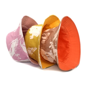 Trois bobs en coton tie-dye avec imprimé graffiti en rose, jaune et tons marron
