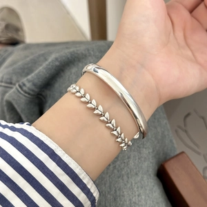 Schickes silbernes Weizenblatt-Kettenarmband und minimalistisches Armreif-Set am Handgelenk