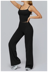 Détail de l'ensemble de sport noir avec haut à col carré et pantalon évasé