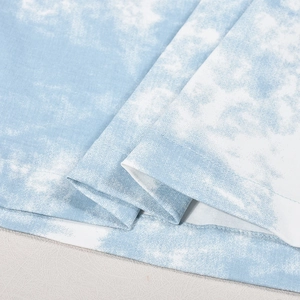 Macro dell'orlo in tessuto tie-dye blu e bianco con dettagli di cuciture professionali