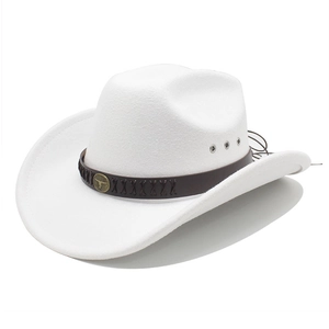 Détail d'un chapeau de cowboy en feutre blanc avec ruban en cuir et boucle tête de taureau
