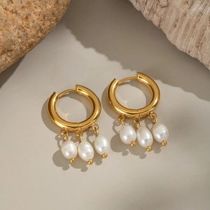 Boucles d'oreilles créoles en acier plaqué or 18K avec trois perles d'eau douce
