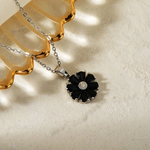 Collier en argent élégant avec pendentif fleur noire à huit pétales et pierres zircons