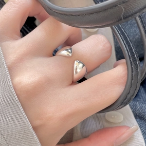Detailed view of an adjustable 925 silver ring with symmetrical teardrop geometric design