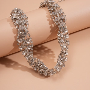 Collana a catena intrecciata in argento di lusso con strass lucidi su supporto cilindrico