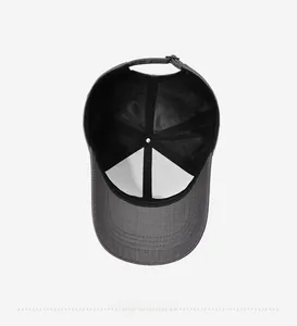 Vue détaillée de la doublure en maille respirante et des coutures de la casquette grise