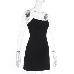 Detail eines sexy schwarzen Mini-Schlupfkleides mit dünnen Trägern und Slim-Fit