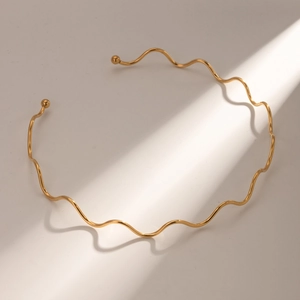 Schicker 18k vergoldeter Edelstahl-Wellenstirnband mit poliertem Spiegelglanz