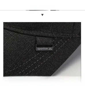 Détail du côté de la casquette noire avec boucle sportive et tissu en sergé fin