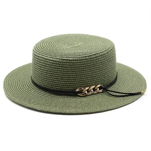Détail du chapeau de paille vert sauge à haut plat avec cordon noir et chaîne dorée