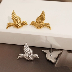 Minimalistische Vogelstecker in Gold und Silber mit fein detaillierten Flügeln