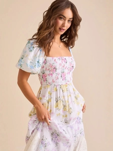 Robe à manches bouffantes avec motif floral, ourlet à volants et bordure dentelle