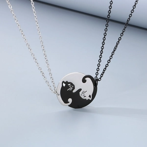 Vue détaillée des colliers avec pendentif chat yin yang en acier inoxydable poli
