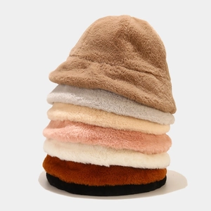 Gros plan de bobs en peluche en sept couleurs montrant la texture en fausse fourrure