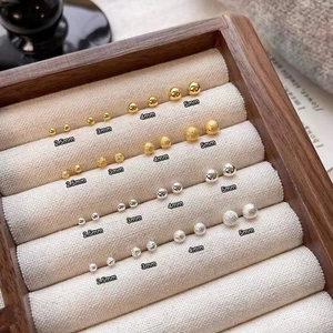 Set orecchini a lobo a sfera minimalisti in oro e argento con finitura opaca e lucida