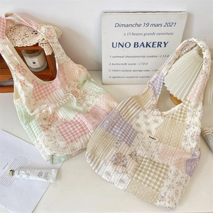 Detailansicht von Patchwork-Einkaufstaschen mit Blumenmuster und Spitzensaum