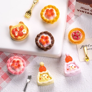 Mini gâteaux aux fraises et tartes aux fruits en résine sur nappe à carreaux rouges