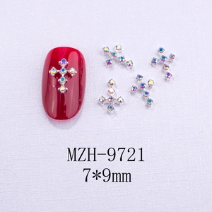 Dettaglio macro di decorazione per unghie a croce 7x9mm con strass brillanti incastonati
