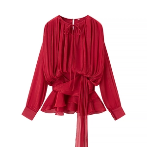 Robe courte rouge plissée à manches longues avec ceinture et ourlet à volants chic