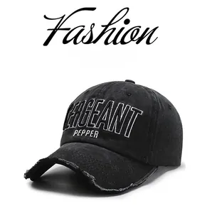 Détail de casquette vintage délavée noire avec broderie SERGEANT PEPPER en 3D