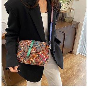 Détail du sac bandoulière coloré tissé à la main avec boucle verte pour femme