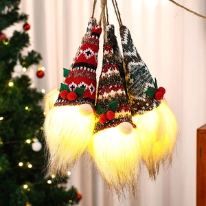 Drei leuchtende Weihnachtswichtel mit Strickmützen und LED-Licht für Festtagsdeko