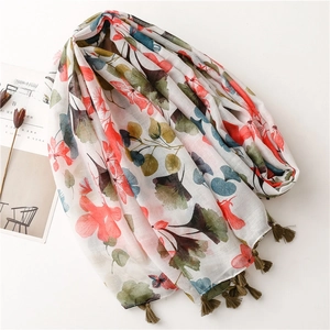 Écharpe bohème en coton et lin à fleurs avec pompons et texture respirante