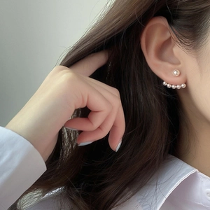Elegant vintage pearl ear jackets featuring a curved design with polished gold finish