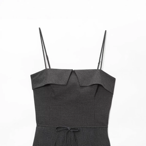 Mini robe à rayures tennis gris foncé sans manches avec revers et nœud à la taille