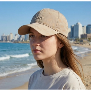 Détail de la casquette beige clair avec broderie Sport 3D et tissu à séchage rapide