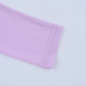 Detaillierte Makroaufnahme der feinen Strickstruktur und Flachnaht am lavendelfarbenen Kleid