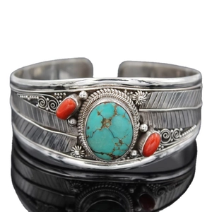 Bracciale rigido boho in argento con turchese, corallo rosso e incisioni a piuma