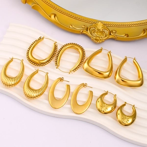 Goldenes Edelstahl-Ohrring-Set mit geometrischen U-Formen und sternengravierten Creolen