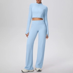 Détail de l'ensemble veste zippée bleu clair et pantalon de yoga large taille haute