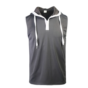 Détail du débardeur polo gris avec maille respirante, capuche et cordons de serrage blancs
