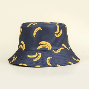 Détails du motif de bananes jaunes sur le chapeau bob bleu marine pour le soleil
