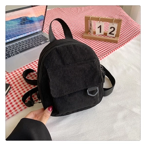Détail d'un mini sac à dos en velours côtelé noir avec boucle en D et poche avant