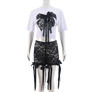 Ensemble t-shirt imprimé papillon 3D et jupe en dentelle noire sur mannequin de vitrine