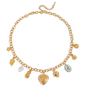 Detail van goudkleurige ketting met bedeltjes van zon, hart, parel en aardbei-vorm