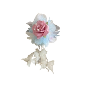 Pince à cheveux élégante en dentelle avec rose rose et glands papillon brillants
