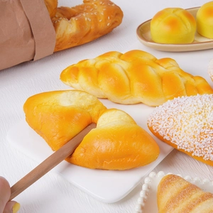 Lebensechtes Set aus künstlichem Brot aus PU mit realistischen goldenen Texturen