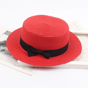 Eleganter roter Strohhut im Boater-Stil mit schwarzer Schleife auf weißem Zubehör