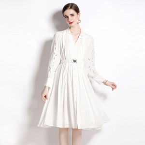 Robe chemise blanche élégante à manches longues brodées avec ceinture assortie
