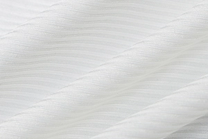 Gros plan sur la texture du tissu blanc côtelé montrant le tricot élastique de qualité