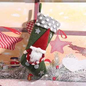 Calza di Natale verde con bordo a pois grigi e simpatica decorazione di gnomo rosso
