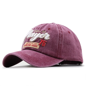 Dettaglio cappellino vintage in cotone lavato con ricamo Player 3D e toppa in pelle