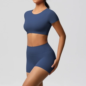 Detailansicht von marineblauem Kurzarm-Crop-Top und High-Waist-Kompressions-Yogashorts